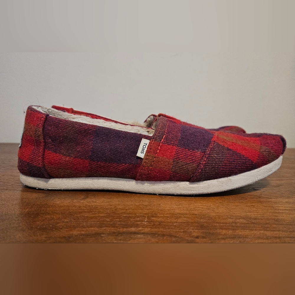 TOMS Red Plaid Slip-On Faux Fur Shoes, Size 7